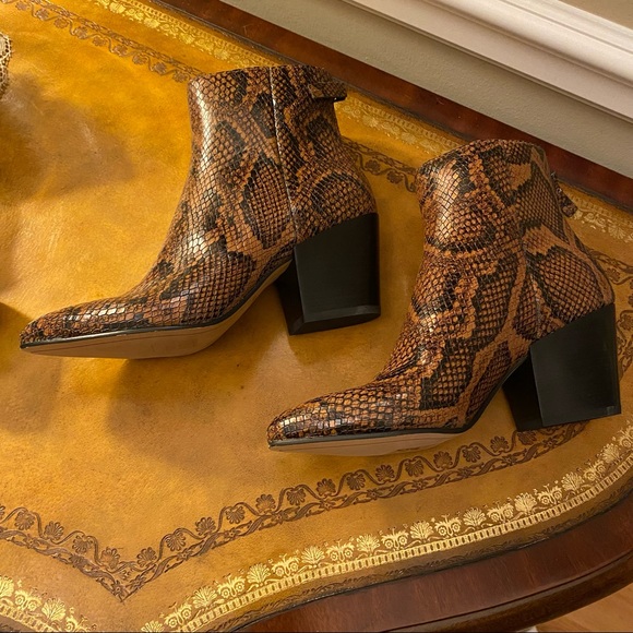 NIB Dolce Vita Coltyn Caramel Snake Print Leather Back Zip Booties Ankle Boots 6 - Picture 5 of 10